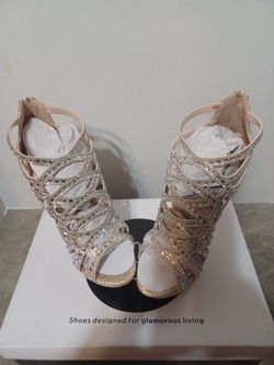 Woman, high heel color gold size 7 and a 1/2