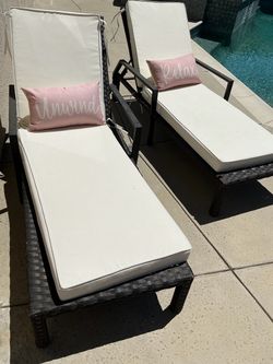 2 lounge pool chairs