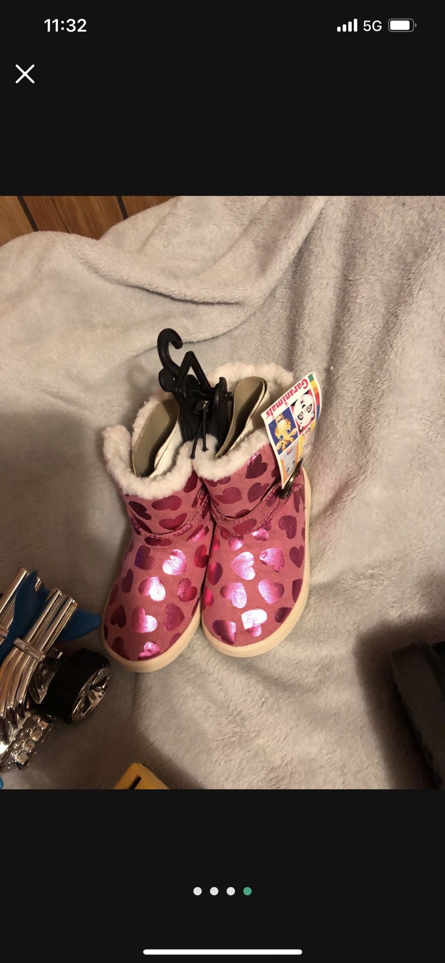 Very cute warm cozy and comfortable perfect for winter girls winter boots size 7 toddlers