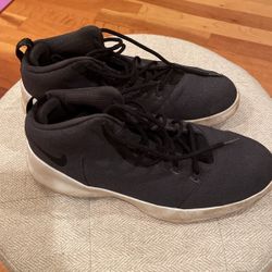 Nike Men’s 9.5 Basketball Sneakers