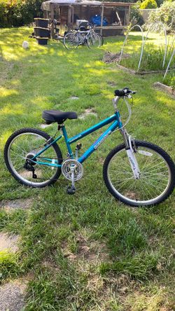 Roadmaster 24" Granite Peak Mountain Bike Teal 18-Speed Front Suspension