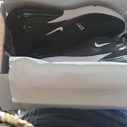 New never worn Nike Air Max 270