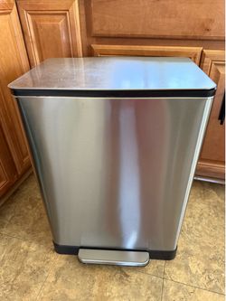 Double sided trash can