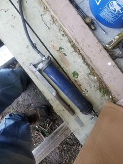 Grease gun works