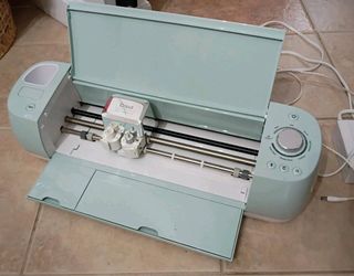 Cricut Air 2 with 9x9 Cricut easy Press 2 & little easy press like new