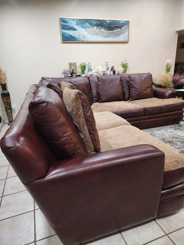 Huge Sofa Sectional Couch With Ottoman In Very Good Condition 🚚🎈🥳🎈🎈 FREE DELIVERY 🚛🎈🎈🥳