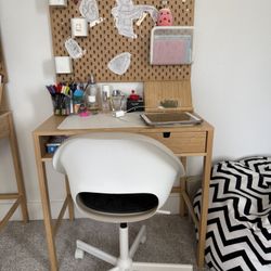 Teen/kids Table With A Chair And A Board 