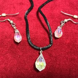 Set: Necklace & Earrings. Teardrop-Shaped Clear/Faceted Crystals/Glass Beads VTG