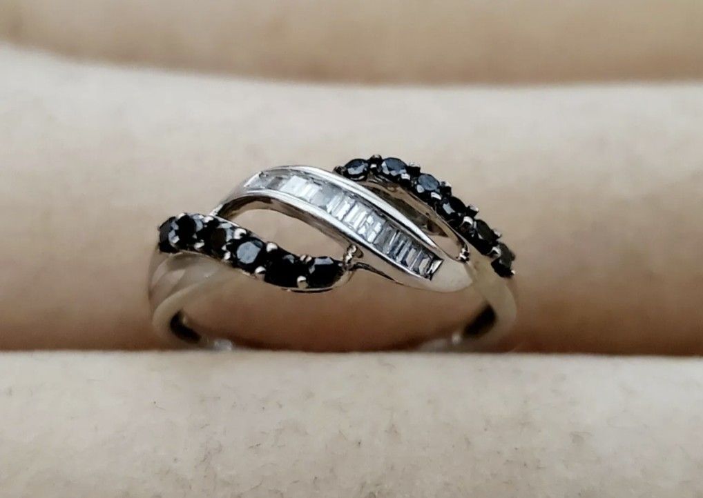 JWBR 10K White Gold w Black And White Cocktail Round Diamonds and Chips