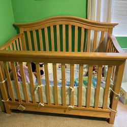 Baby’s Crib And Dresser Set 