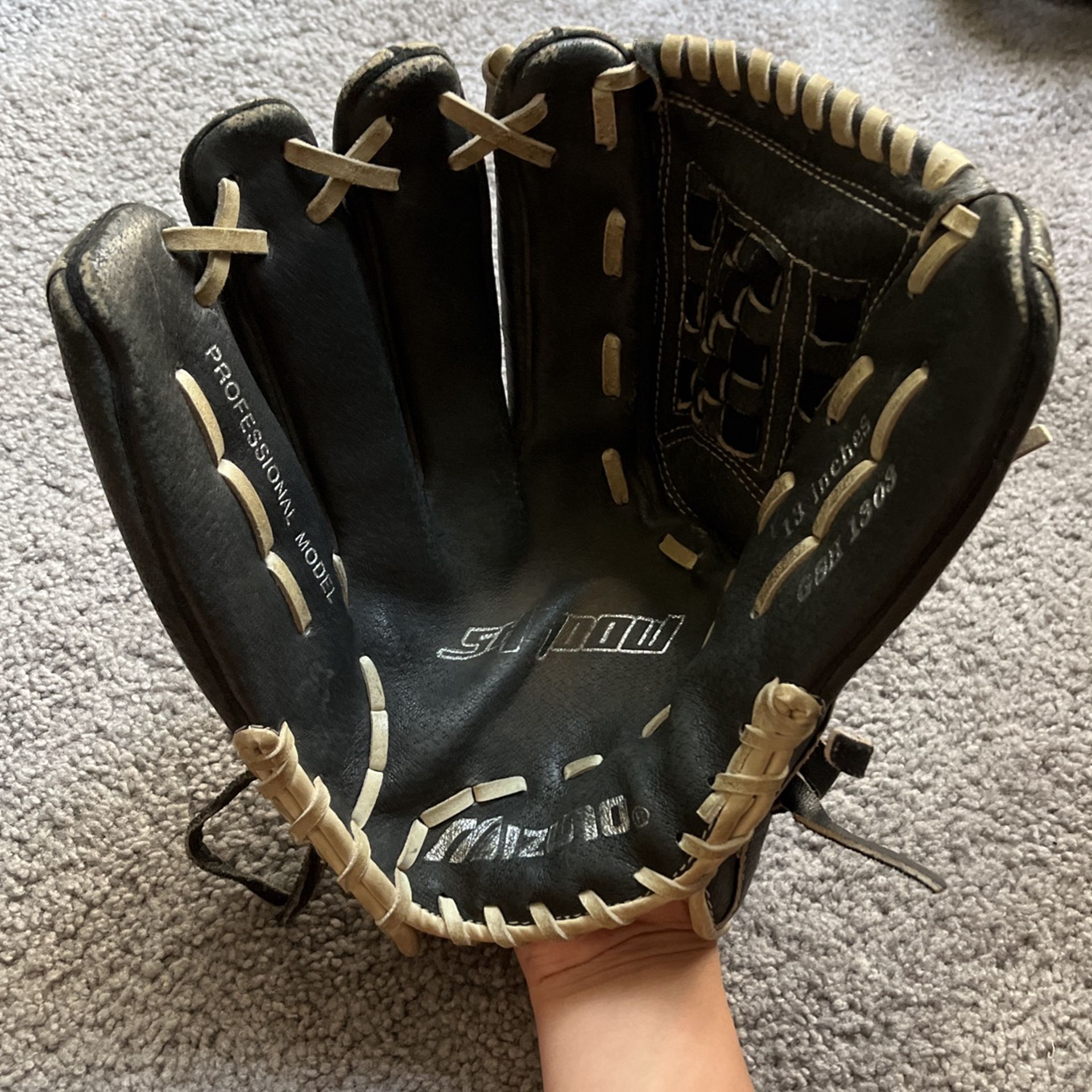 Mizuno Lefty Baseball Glove