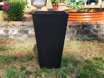Resin planters (set of 2)