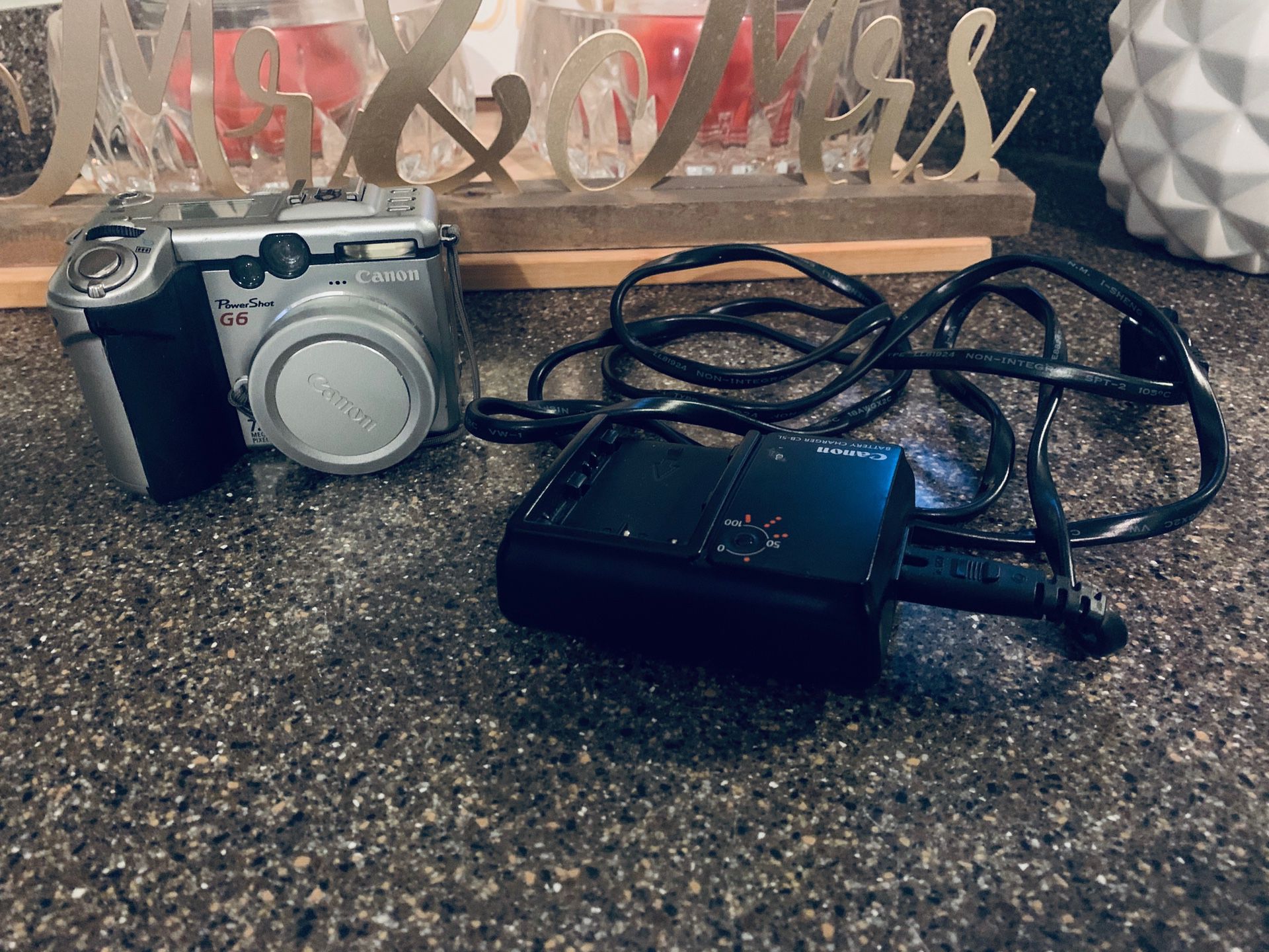 Canon camera with battery charger