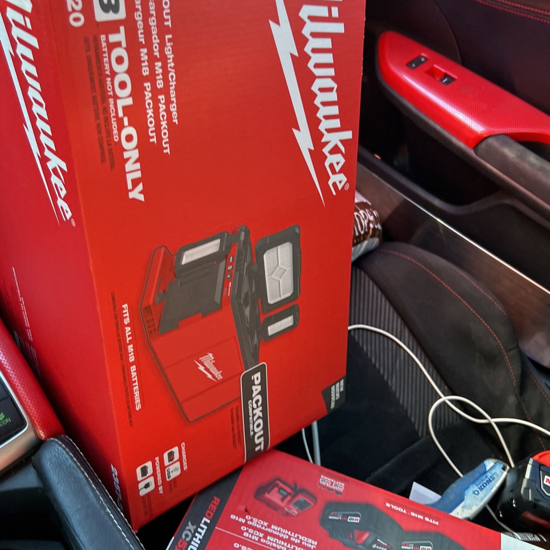 m18 pack out light charger milwaukee