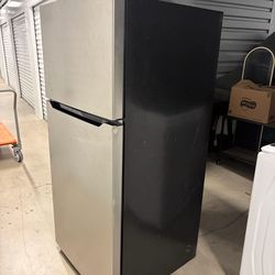 Free fridge works great Saturday pickup