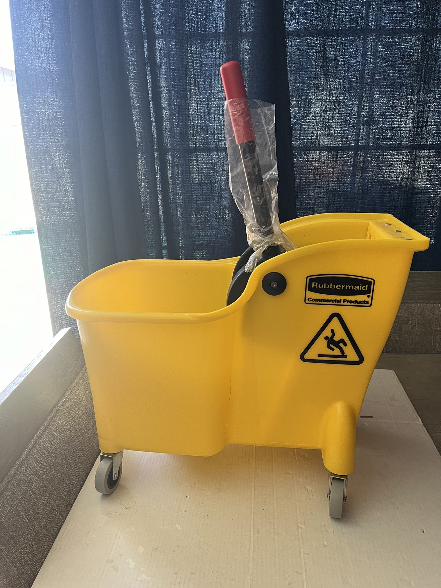 Rubbermaid Commercial Products 31 Qt. Tandem Mop Bucket