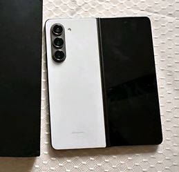 Z Fold 5 • 512 GB • UNLOCKED 🔐 • Gray 🩶 • Like New  (Price Firm)