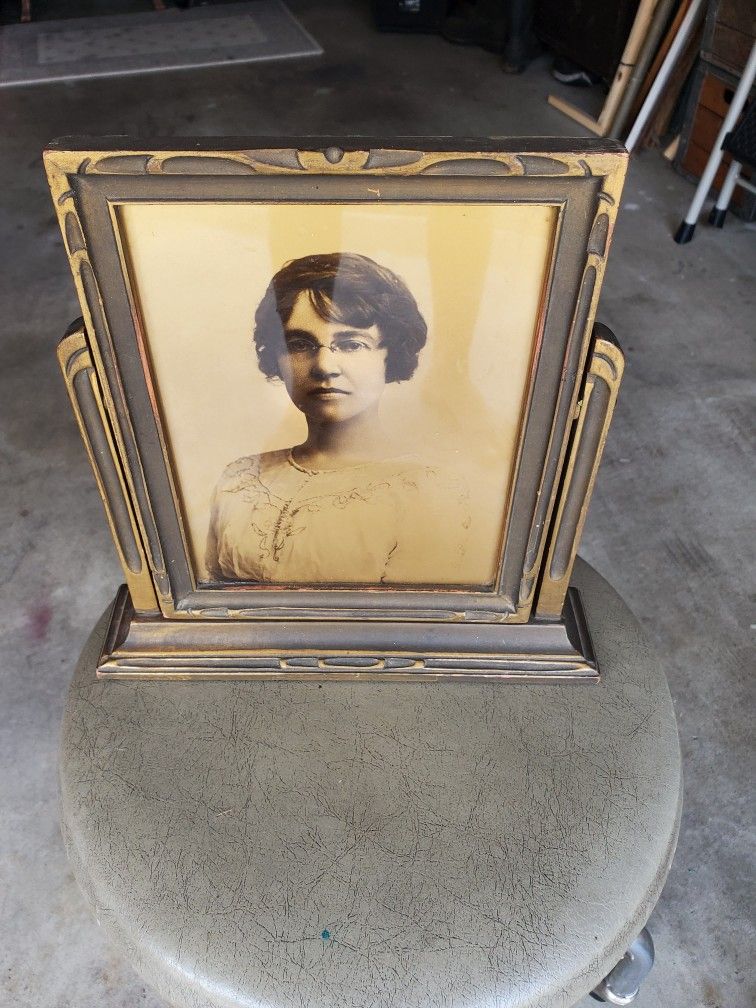 Bueatiful Vintage Swivel Piture Frame