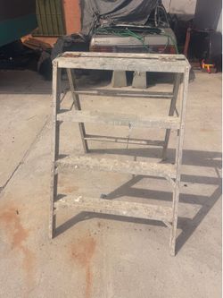 WIDE ALUMINUM 4FT STEP LADDER