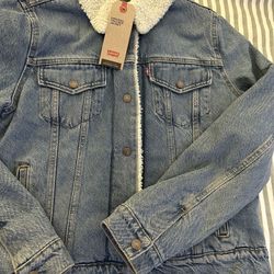 Levi’s Original Woman’s Trucker Jacket BRAND NEW SIZE L