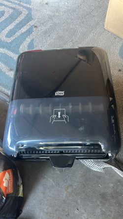 Hand towel dispenser