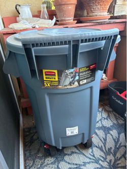 Brand New Rubbermaid BRUTE 44 Gallon Wheeled Trash Can with Lid