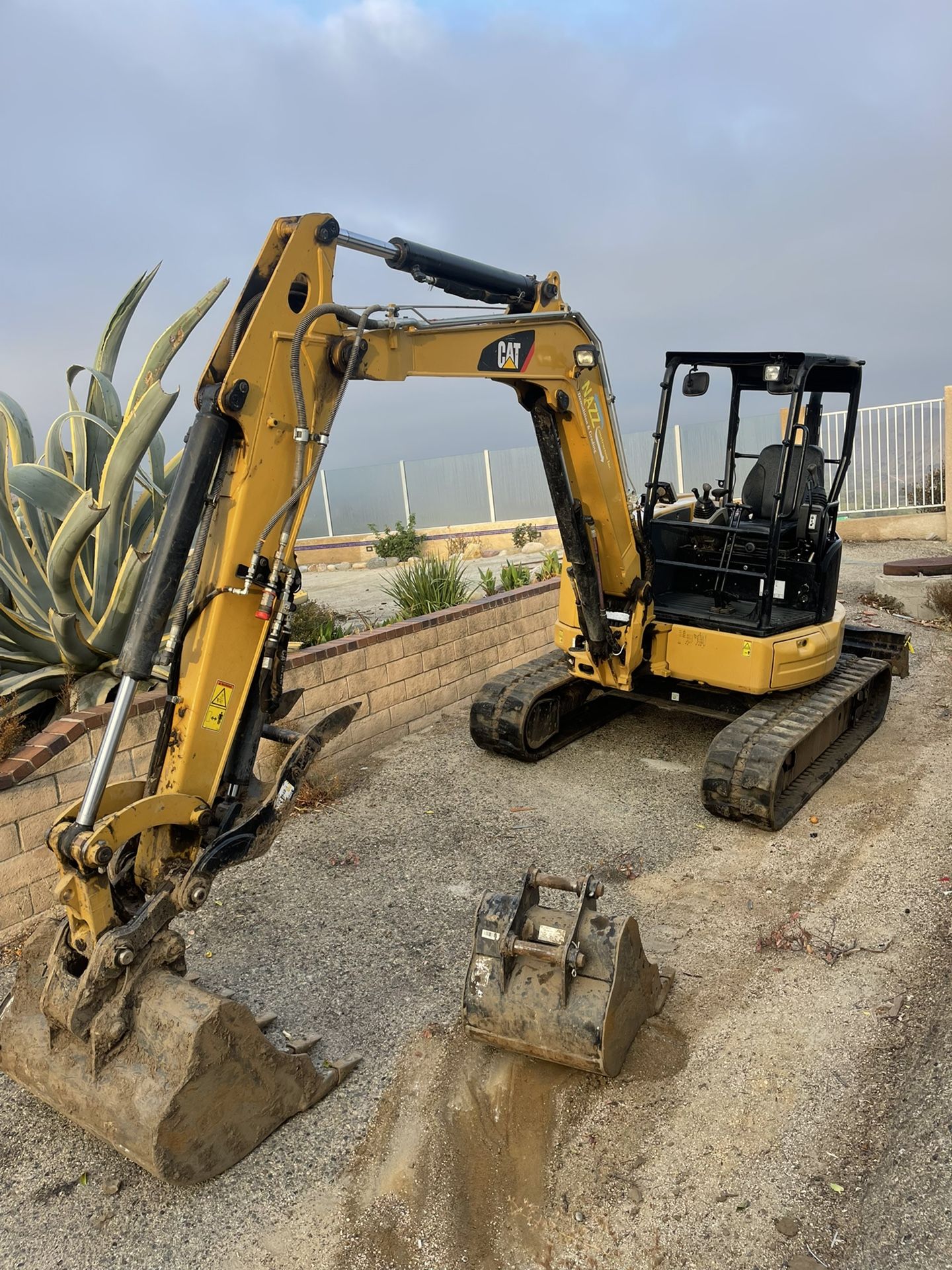 305-5.E2 Mini excavator 16,000 pounds 611.4 hours 2020