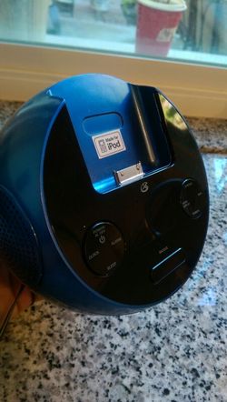 IPod dock alarm clock and am fm radio