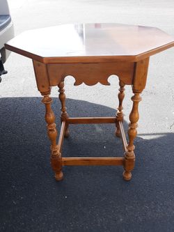 Ethan Allen "Circa 1776 Collection" Octagon Solid Maple Accent End Table