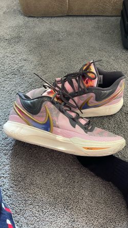 Kyries Basketball Shoe