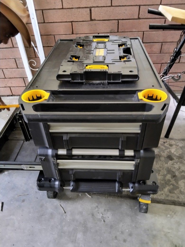 DeWalt 3 Drawer Rolling Tool Chest With Dividers