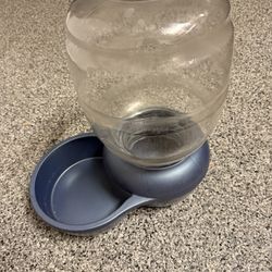 Self Refilling 2.5 Gal dog bowl with Free Toy!