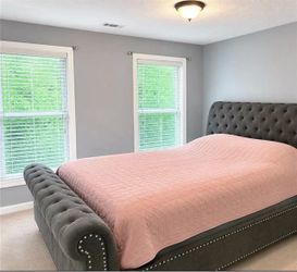 🚨Queen  Tufted Sleigh Bed For Sale🚨