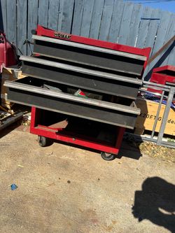 Tool box homak 3 drawer one storage  Has wheels  Measurements in the pictures