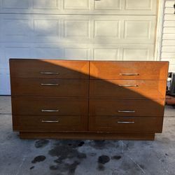 ‼️FASHION TREND BY JOHNSON CARPER 8 DRAWER DRESSER‼️FOR SALE 200$ OR BEST OFFER‼️DELIVERY AVAILABLE🚚