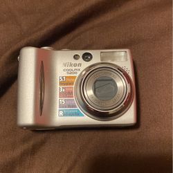 NIKON CÁMARA IN GOOD CONDITIONS  HAS NO CHARGER 30$