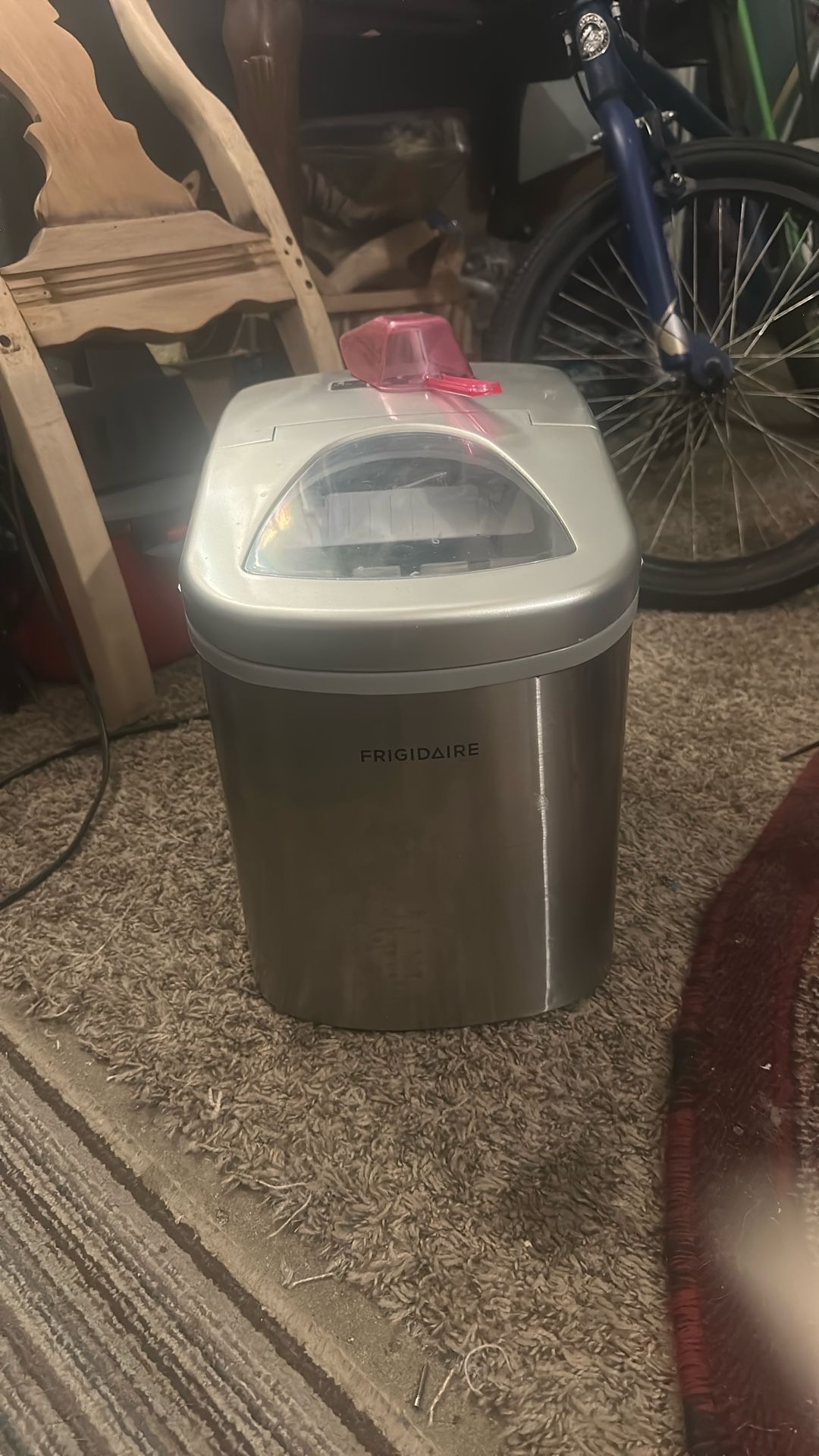 Frigidaire 26 pound icemaker