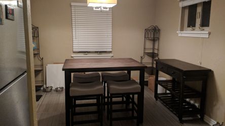 Hightop Table with 4 Stools
