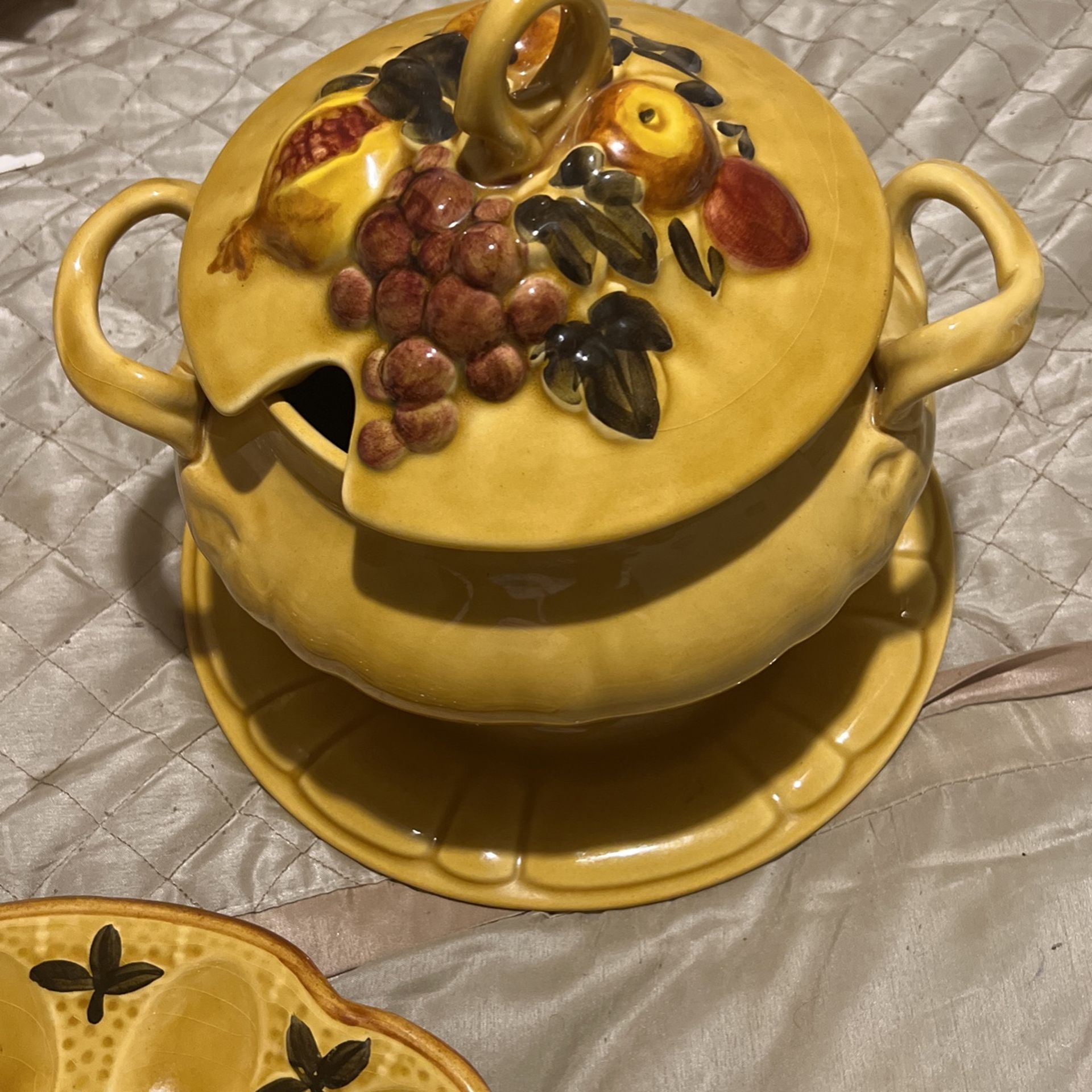 Vintage Soup Turine And Devil Egg Holder