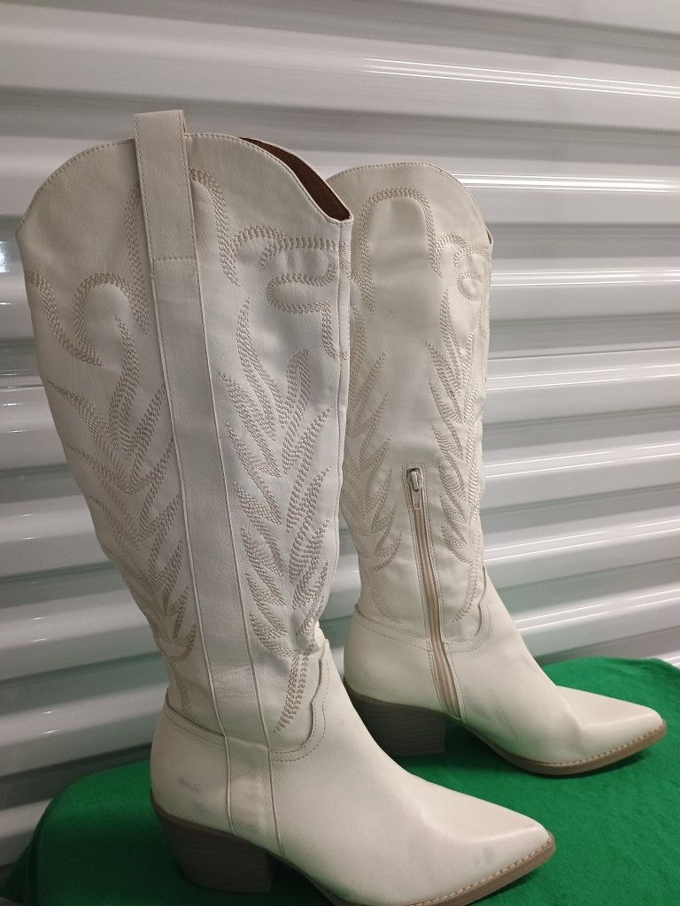 Oasis Society Samara Tall Boot - White
Regular price Size 6.5 Womens