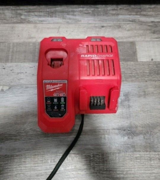 MILWAUKEE 12/18V RAPID CHARGER PERFECT CONDITION 