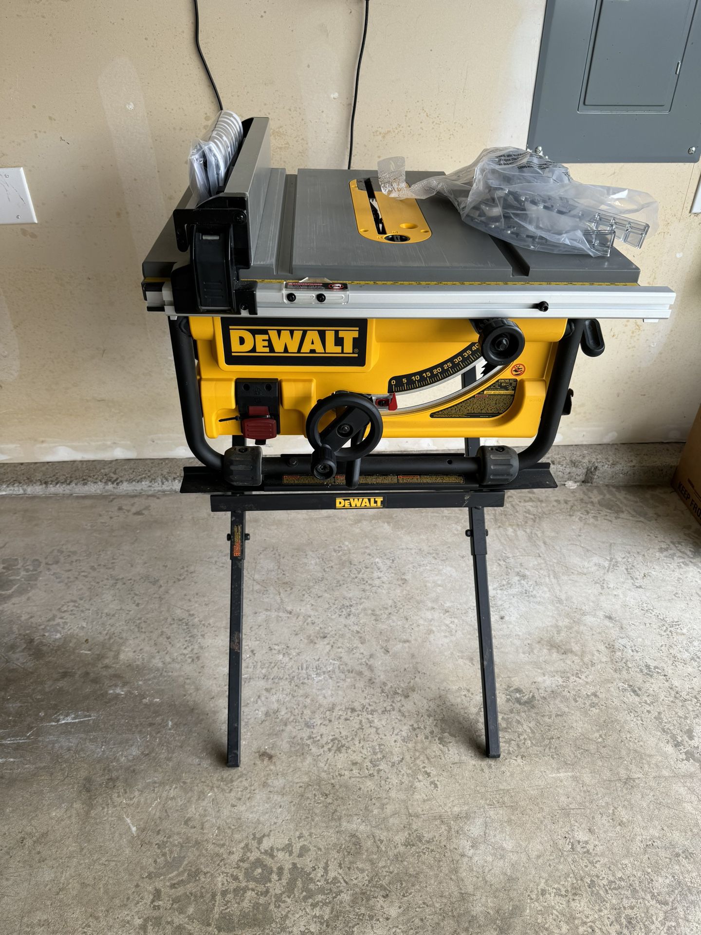 DEWALT 15 Amp Corded 10 in  Table Saw with stand