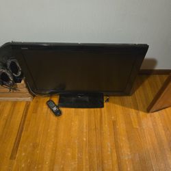 32 Inch Sharpe Tv With Remote 