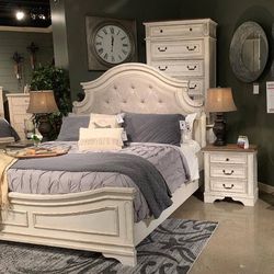 Realyn Chipped White Panel Bedroom Set 4 PIECE Bedroom Set 