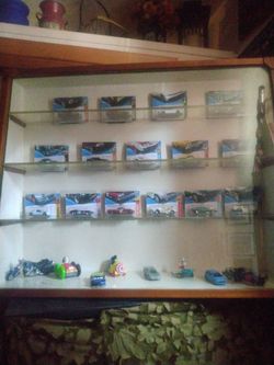 Nice show case w/ 3 glass shelf's