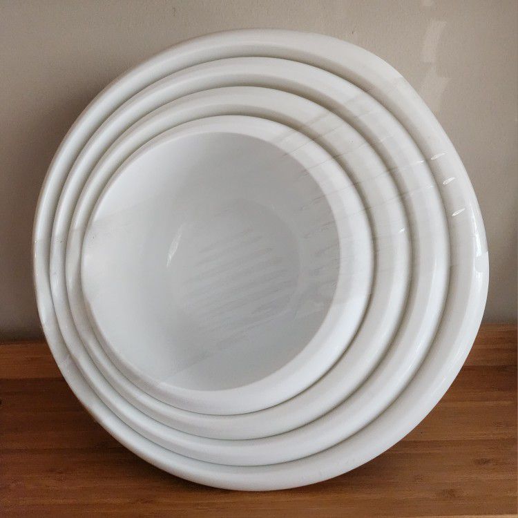 Rubbermaid Set Of 4 White Spout Nesting Mixing Bowls/Unused 