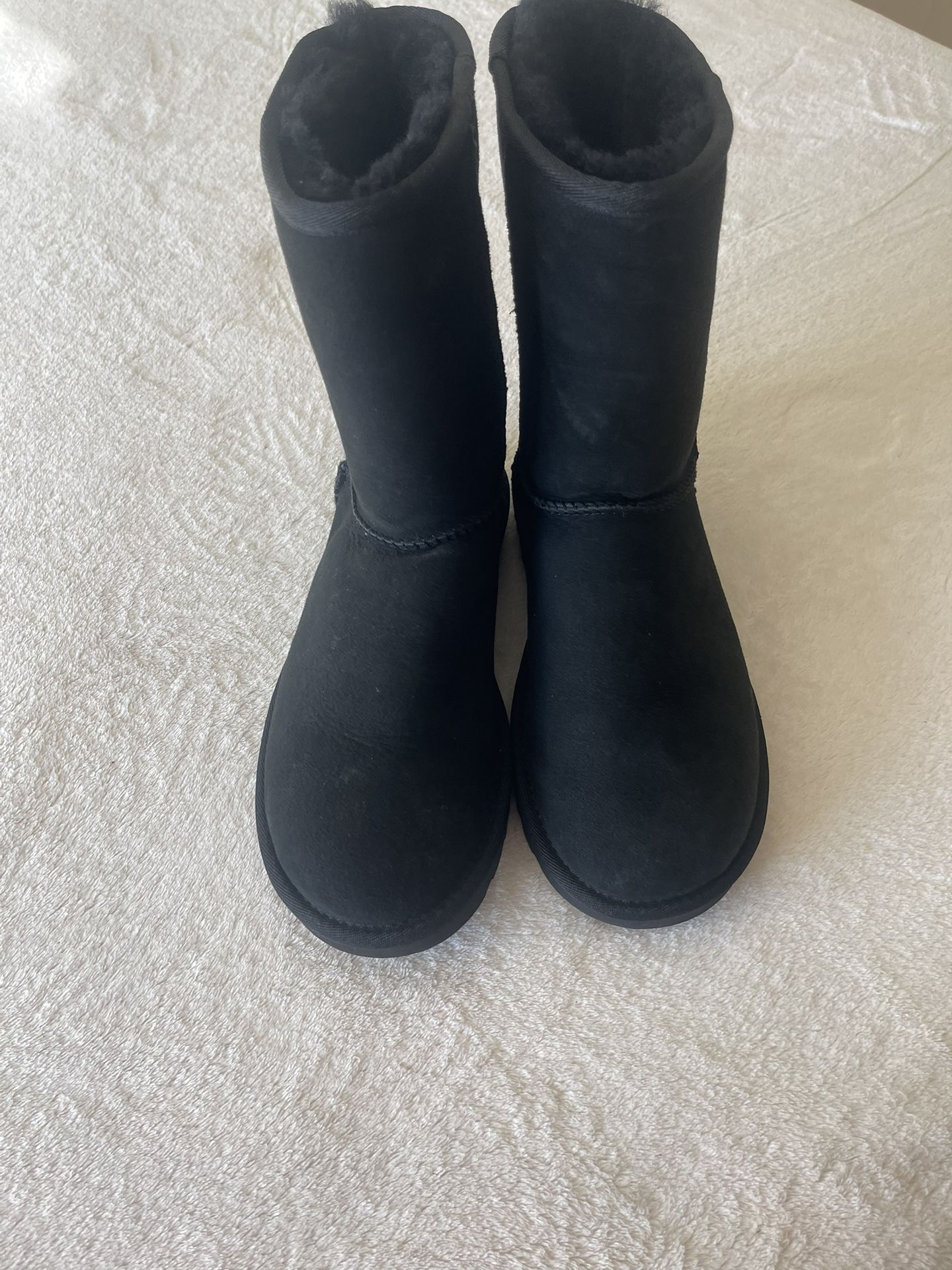 new Ugg boots size 8.