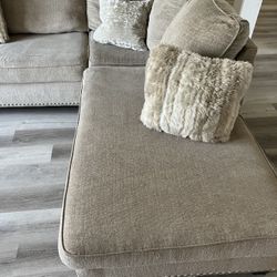 Couch / Sofa / With Chaise 