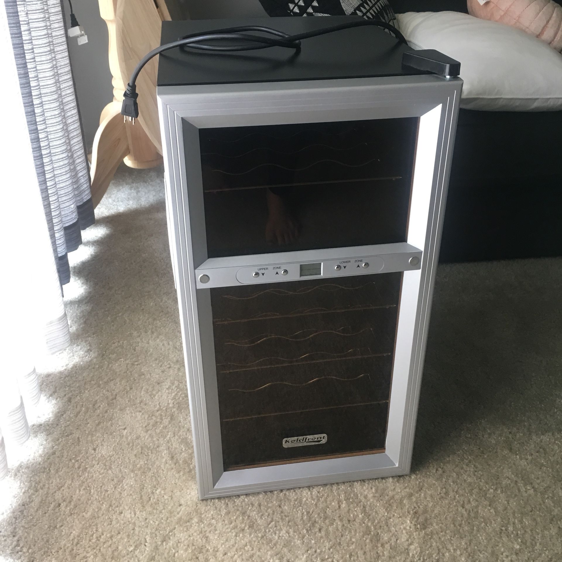 Koldfront TWR181ES 18 Bottle Dual Zone Freestanding Thermoelectric Wine Cooler