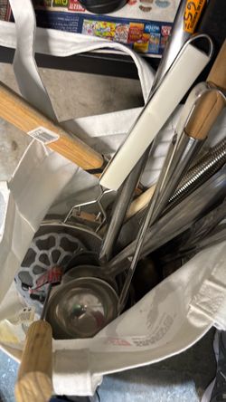 Many kitchen items
